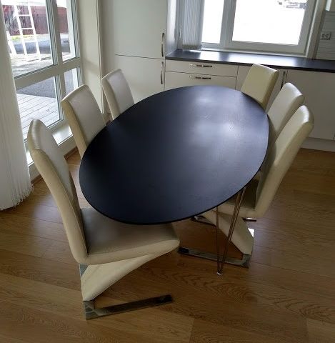 BILLIG! - Oval-spisestue m/ 6 designstoler i hvitt "skinn"