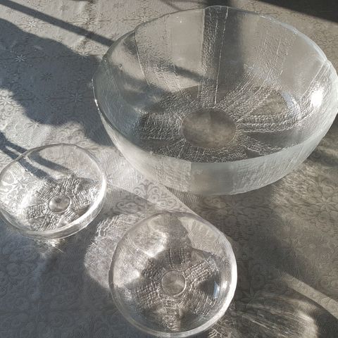 Stor glassbolle og to skåler med samme mønster.