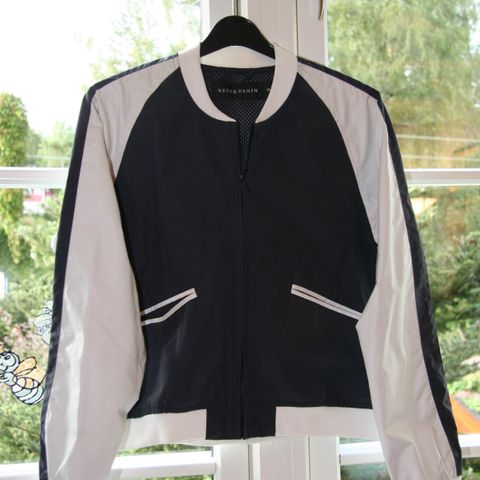 Stilig hvit og mørkeblå Bomber jacket - størrelse 38