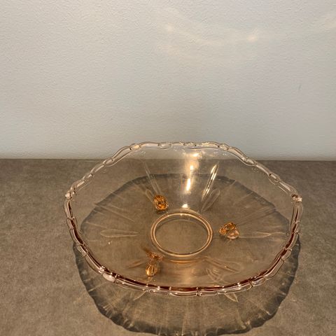 Gammel skål i pressglass