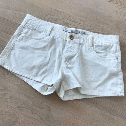 SHORTS: Hvit, fra Zara.