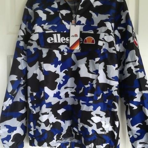 Ny Ellesse Mont Blanc 2 Camo str.  S med prislapp selges billig