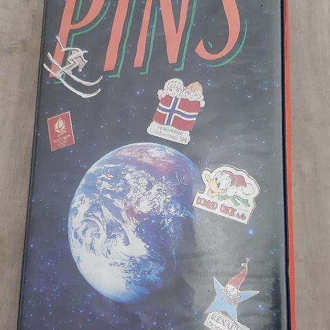 Pins-album med 192 pins