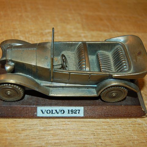 Volvo 1927 bordmodell i metall på tresokkel