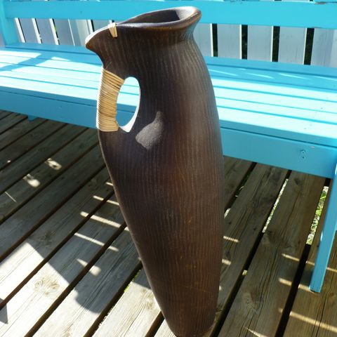 Vakker håndlaget vase i, metall, 70 cm høy
