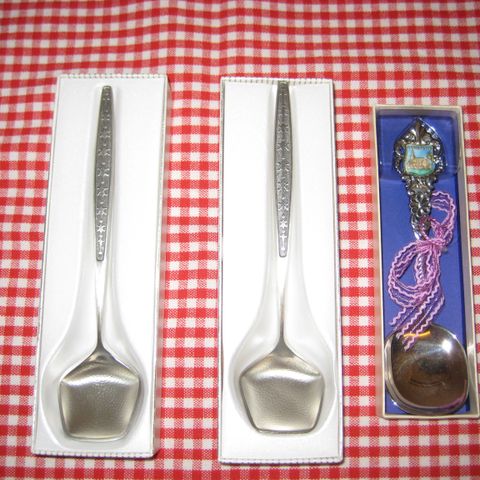 2 Eik-tinn syltetøyskjeer og 1 syltetøyskje 60 g sølv fra Stiklestad selges