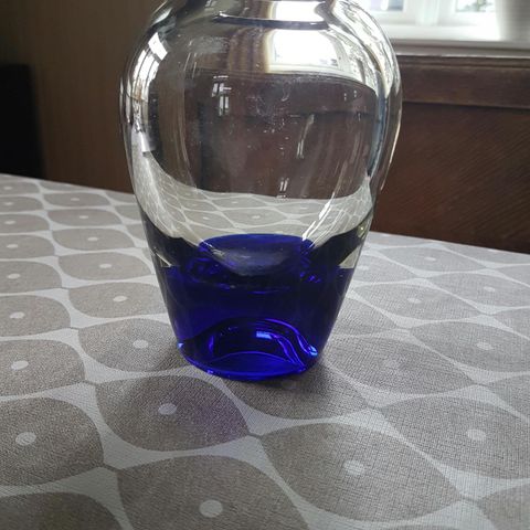 Randsfjordglass vase med blå bunn selges