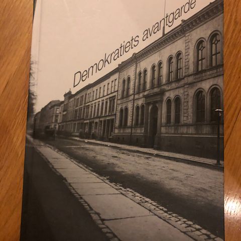 Melby/Michelsen/Paarup - Demokratiets avantgarde Norges Unge Venstre 1909-2009