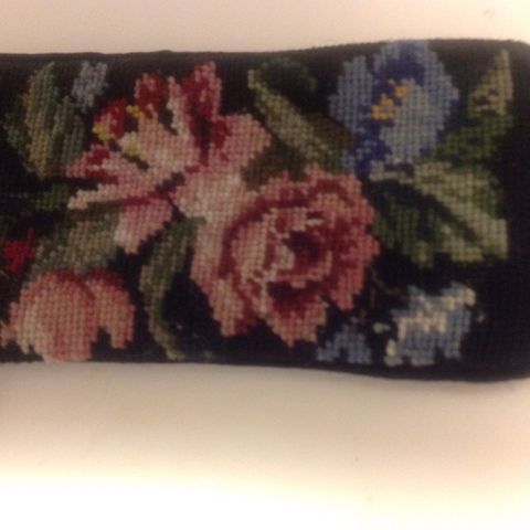 Pent nytt  brodert brille etui' m/ merkelapp på.