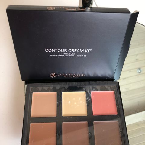 Ny anastasia contour cream kit medium til salg !