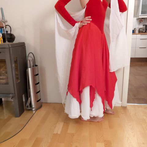 standart kjole rød str. 12-14 år, pris-1500 kr brukt en gang