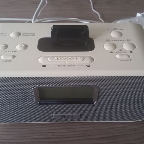 FM vekkerklokkeradio med Ipod docking