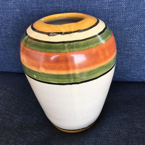 Nydelig hånd-dreid og malt keramikk vase/urne. Merket KIN .