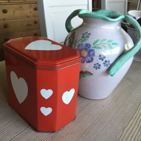 Hjerteboks og håndlaget vase