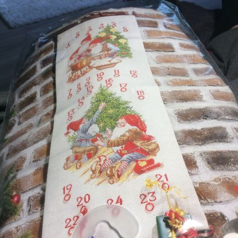 Vakker, detaljert og håndbrodert jule kalender.  32x90cm.