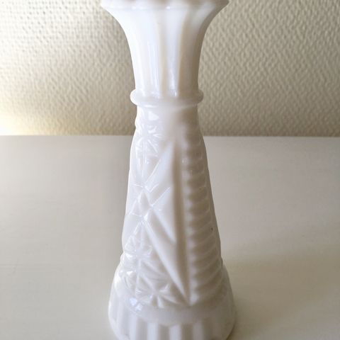 5 nydelige vintage vaser i hvit opalin / hvitt glass (tre solgt)