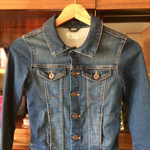 Ny denim jakke i vasket denim str. 140 til salg