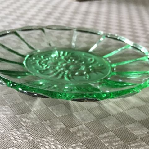 Fin gammel skål i pressglass