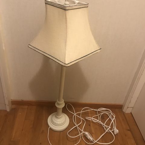 ROYAL Classic.. Stilig høy hvit bordlampe.  80 cm høy. Ny ledning m/ bryter..