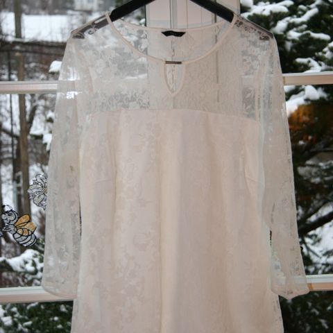 Stilig ivory bluse / overdel / topp - størrelse M - med blonder / blondestoff