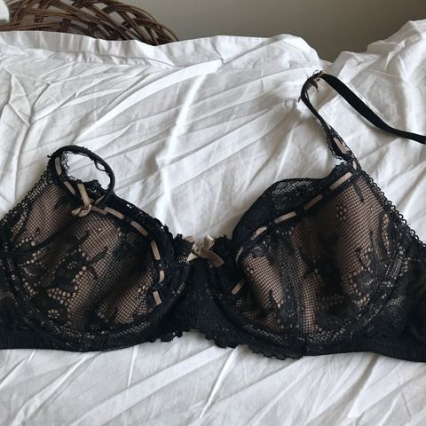 Elle Macpherson Str 32a