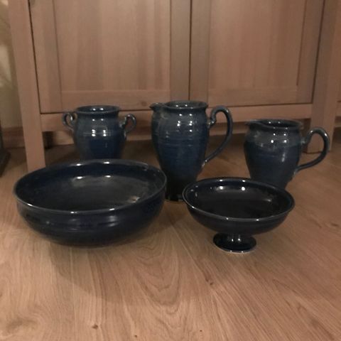 Diverse keramikk i blå nyanse