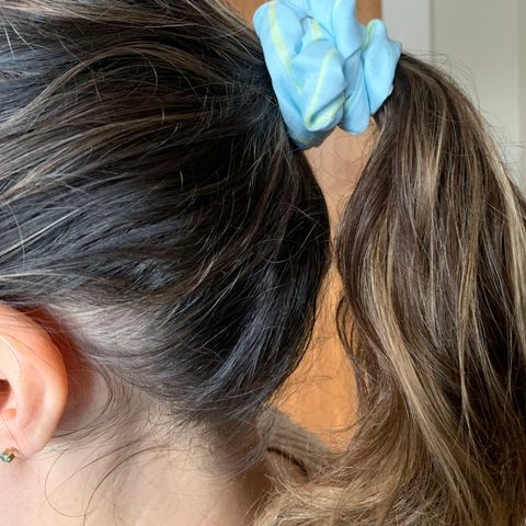 Scrunchie hårstrikk i pastell