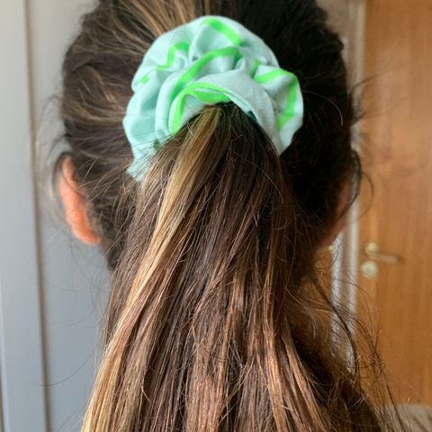 Scrunchie hårstrikk  i pastell