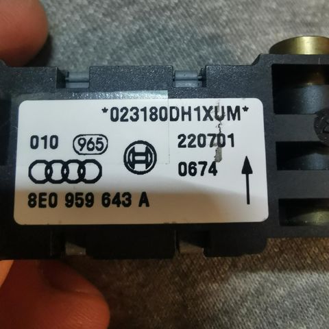 Audi A4 B6 8E0959643A airbag sensor