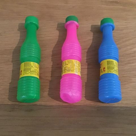 3 små plastflasker