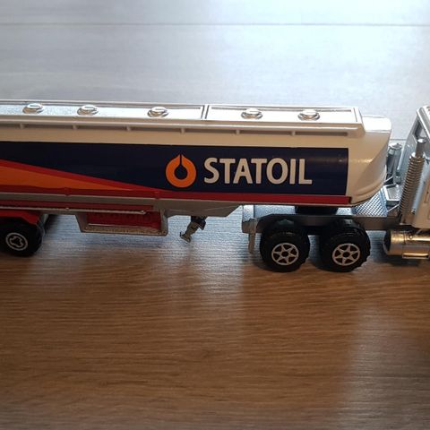 Majorette Statoil tankbil i 1/60 skala.