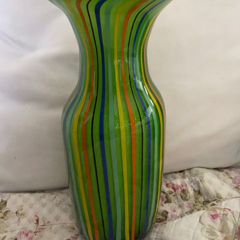 Nydelig tung og flott vase - kunstglass