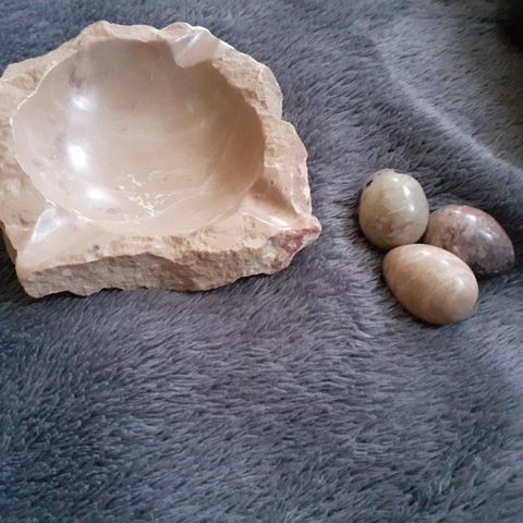 Liten skål i stein med 3 stk egg formede steiner