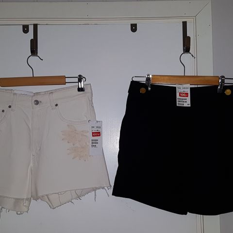 2 nye high waist shorts fra H&M i str 38, en hvit og en sort