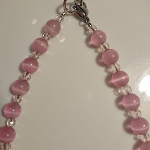 Halskjede av rosa glass perler