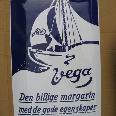 VEGA MARGARIN. EMALJESKILT. EMALJE. SKILT. SMØR. MARGARIN. EMALJE SKILT.