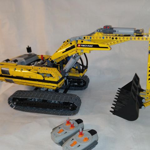 Motorisert gravemaskin (8043) fra Lego Technic