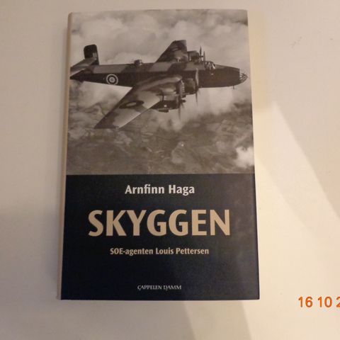 Bok " Skyggen" SOE-agenten Louis Pettersen " av Arnfinn Haga 2009. Innbundet.