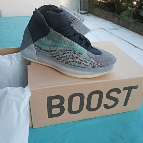 Yeezy qntm teal blue 42 2/3