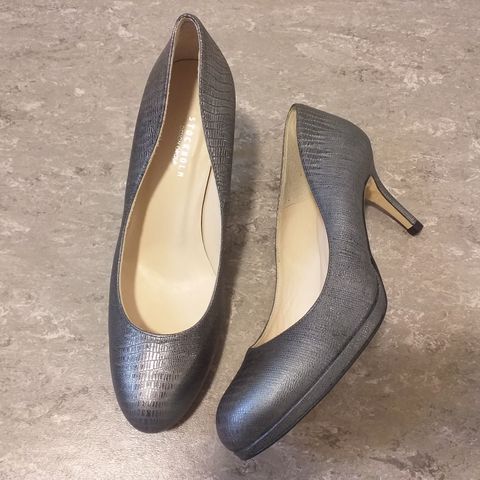 New Stockholm Design Group silver leather heels, size 40