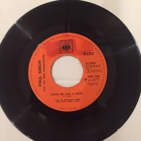 PAUL SIMON / LOVES ME LIKE A ROCK - 7" VINYL SINGLE