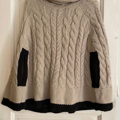 Nydelig Poncho beige/svart