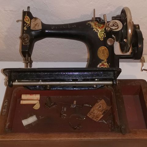Antikk Singer symaskin m utstyrsdeler