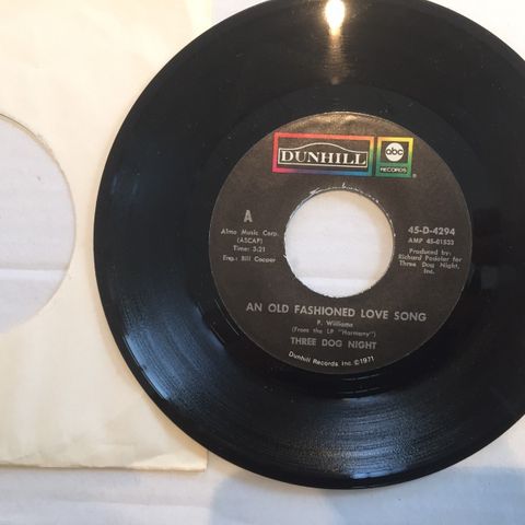 THREE DOG NIGHT / JUST AN OLD FASHIONED LOVE SONG - 7" VINYL SINGLE