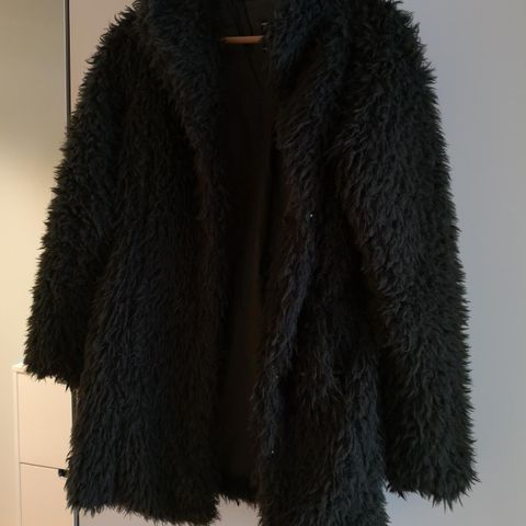 Faux fur kåpe i militærgrønn fra Freequent