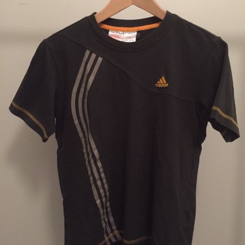 Adidas t-skjorte/trøye, størrelse 158/164
