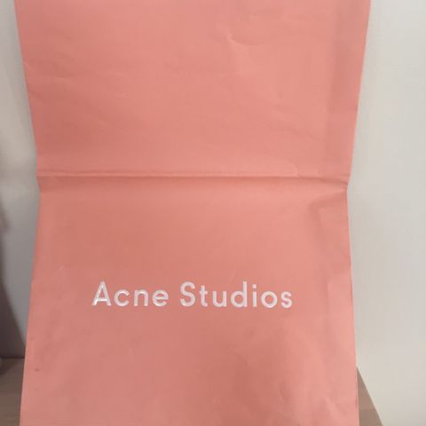 Acne Studios pose i rosa