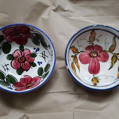 Keramikkskåler med blomstermotiv