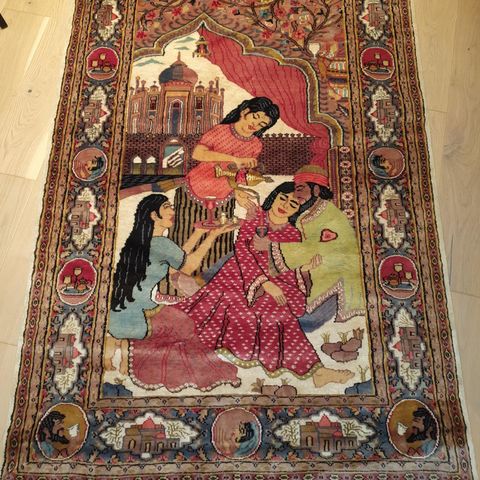 Nydelig orientalsk teppe (veggteppe) med levende farger og motiver 