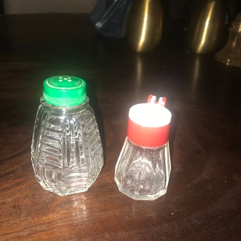 Skikkelig retro salt og pepperbøsser i glass med plastkort